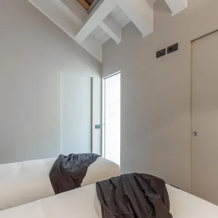 The Rent - Spacious In Paolo Sarpi * Milan